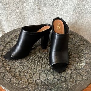 SOLD Mossing black 4” Heel Mules. 🌸 Size 9 🌸